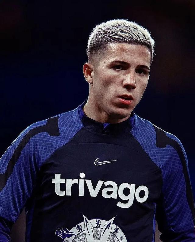 关于阿根廷足球巨星在荷兰联赛中展现出强大实力，令人赞叹的信息