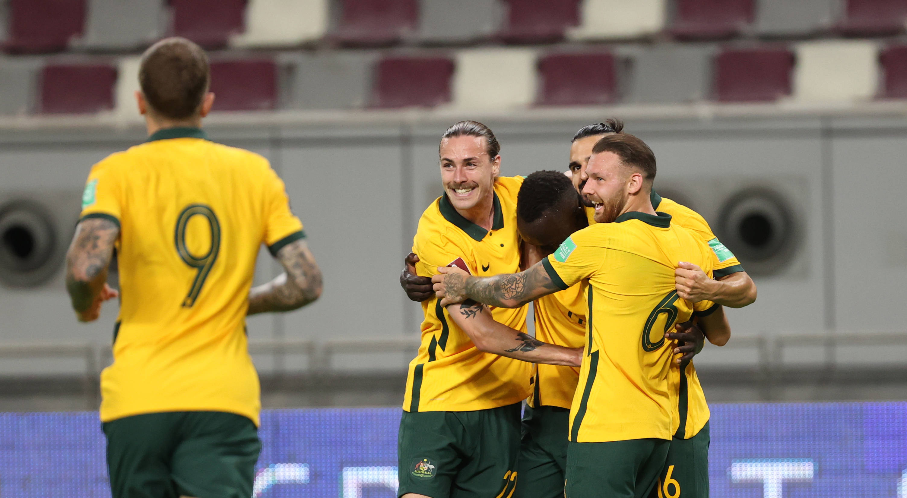 开云体育官方网站-包含欧洲足球联赛竞争激烈，强队展现实力的词条