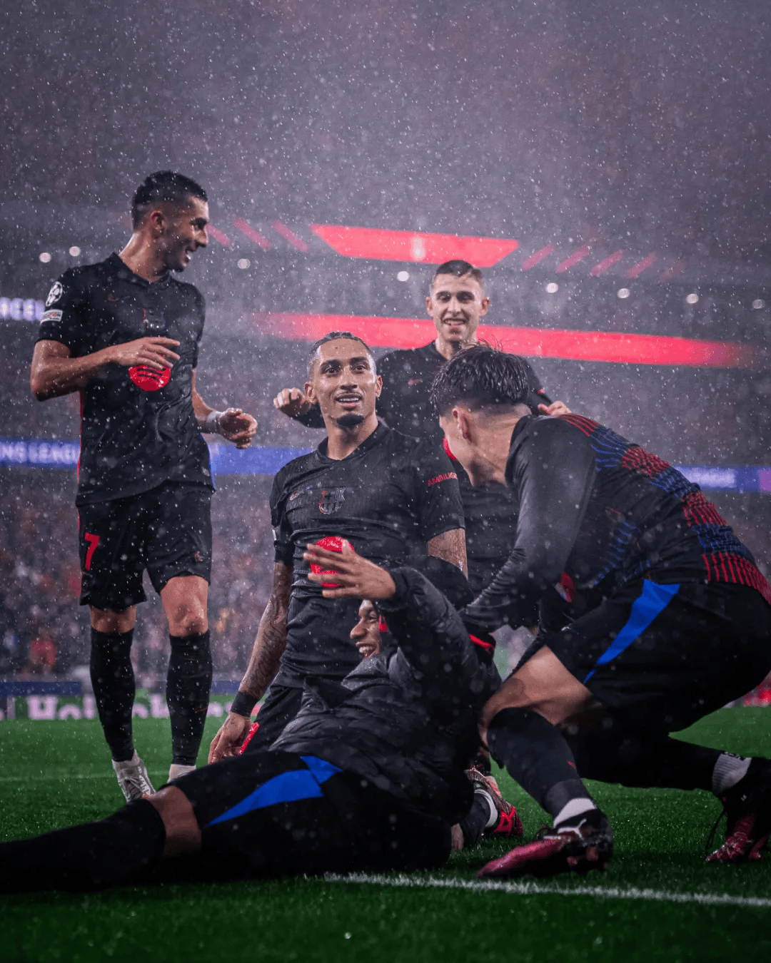 关于欧冠盛宴引发狂热，球迷为之疯狂的信息