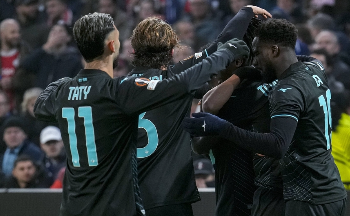 包含阿贾克斯客场-险胜乌德勒支，泰利斯进球的词条