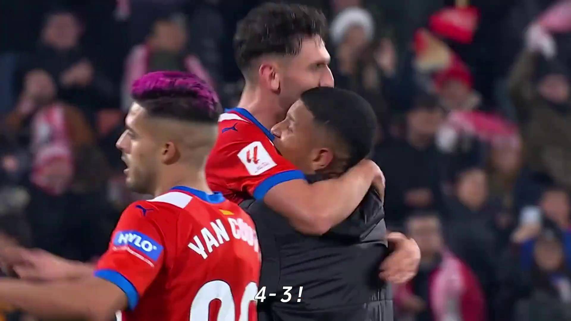 西甲球队取得胜利，球迷狂热支持