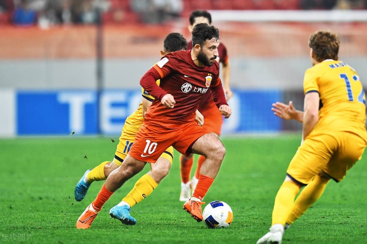 比赛中球队在绝境中挣扎，终于获得胜利