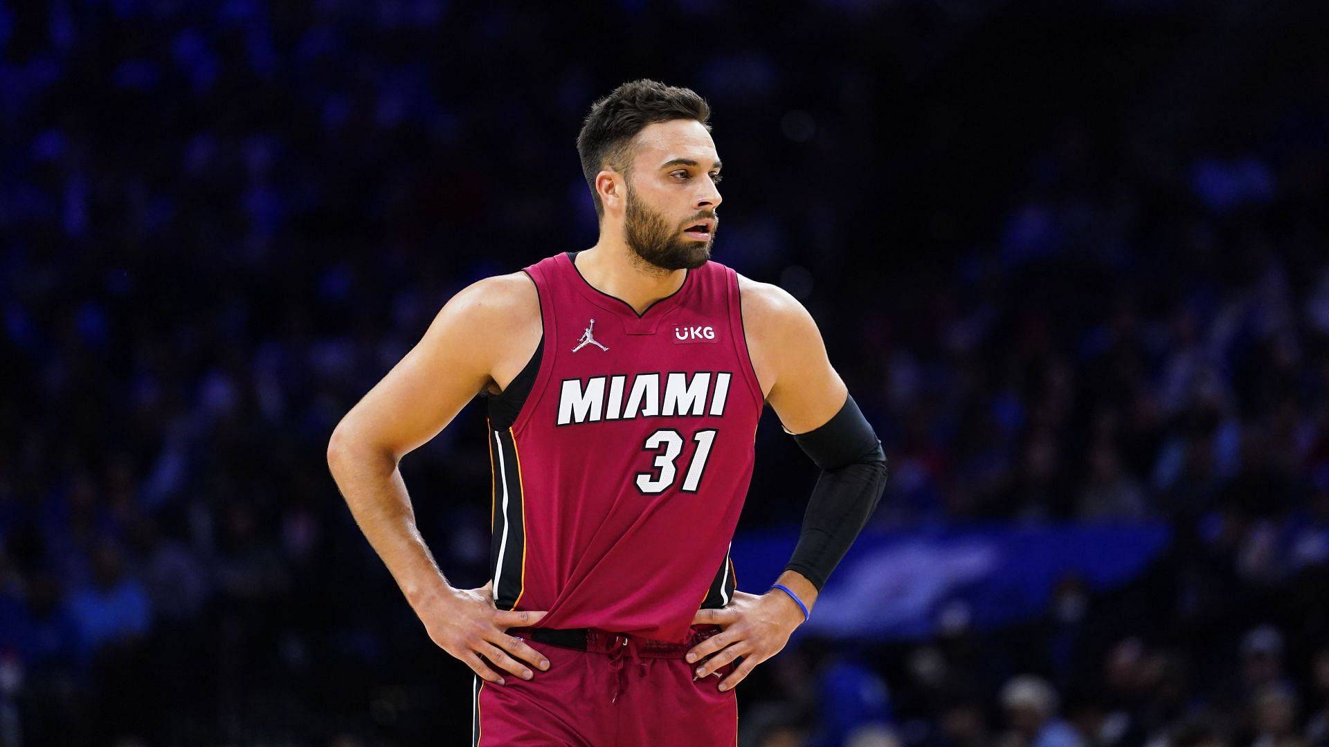 关于汉堡球员斯特鲁斯因红牌禁赛一场的信息