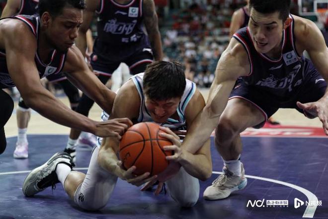 深圳男篮逆袭广州队，晋级八强争夺总冠军