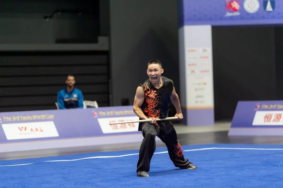 活力四射：比赛中年轻球员的活力十足