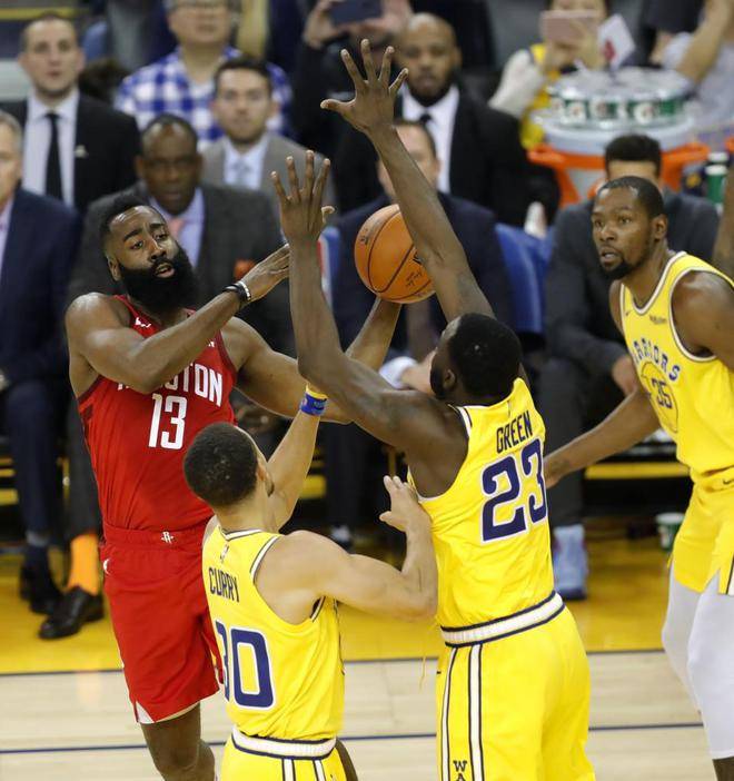 开云体育入口-季后赛首轮火爆展开，名将交锋