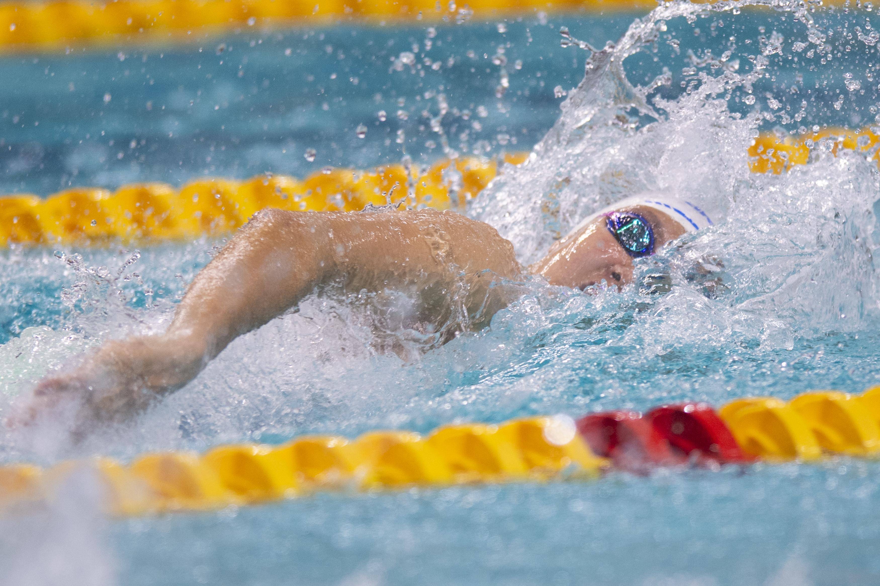 游泳选手创造艰难突破个人纪录