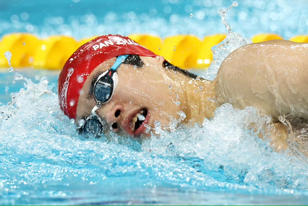 游泳选手创造艰难突破个人纪录