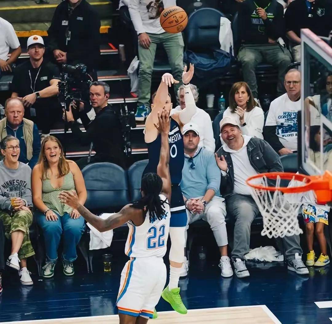 森林狼队再战灰熊队，唐斯强势上篮