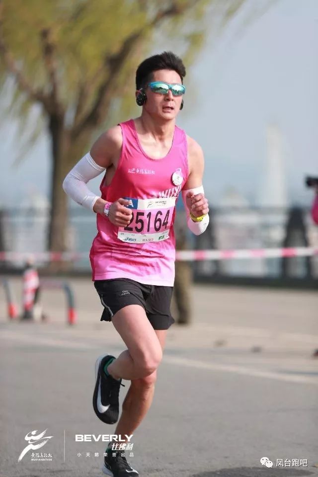 澳大利亚马拉松选手奔跑如风，勇夺头名！的简单介绍