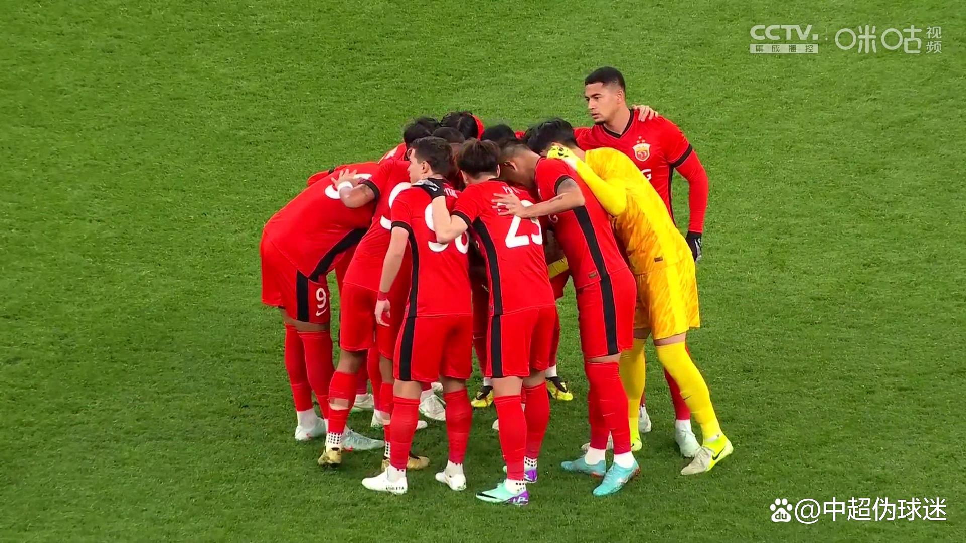 开云下载-强队碰撞，球员拼尽全力争夺胜利