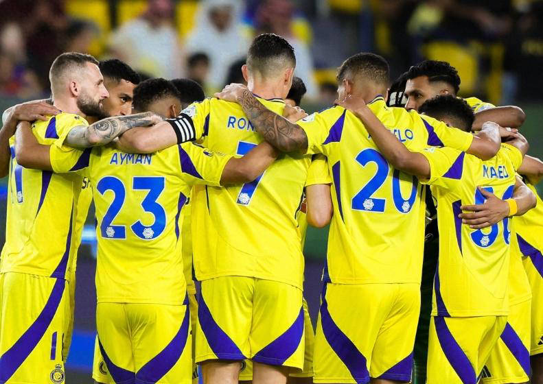 强队碰撞，球员拼尽全力争夺胜利