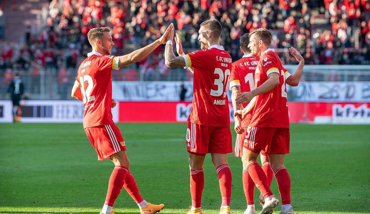 柏林联队在比赛中遭遇不利，需调整策略