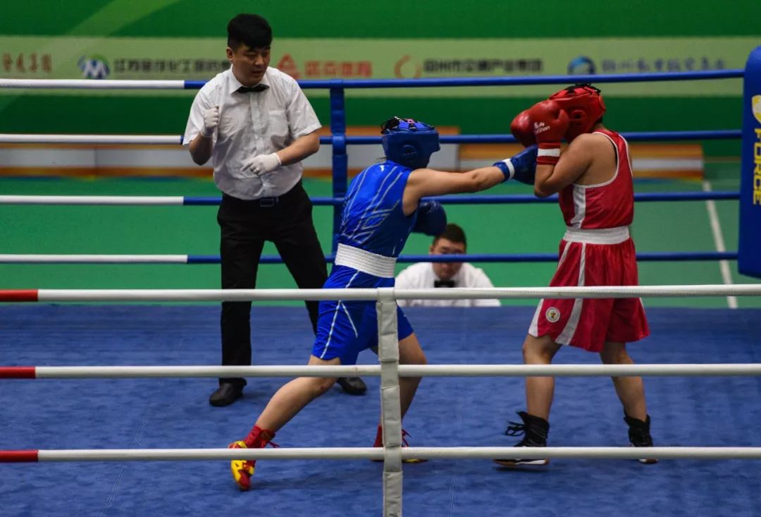 波兰女足选手斗志昂扬，取得胜利