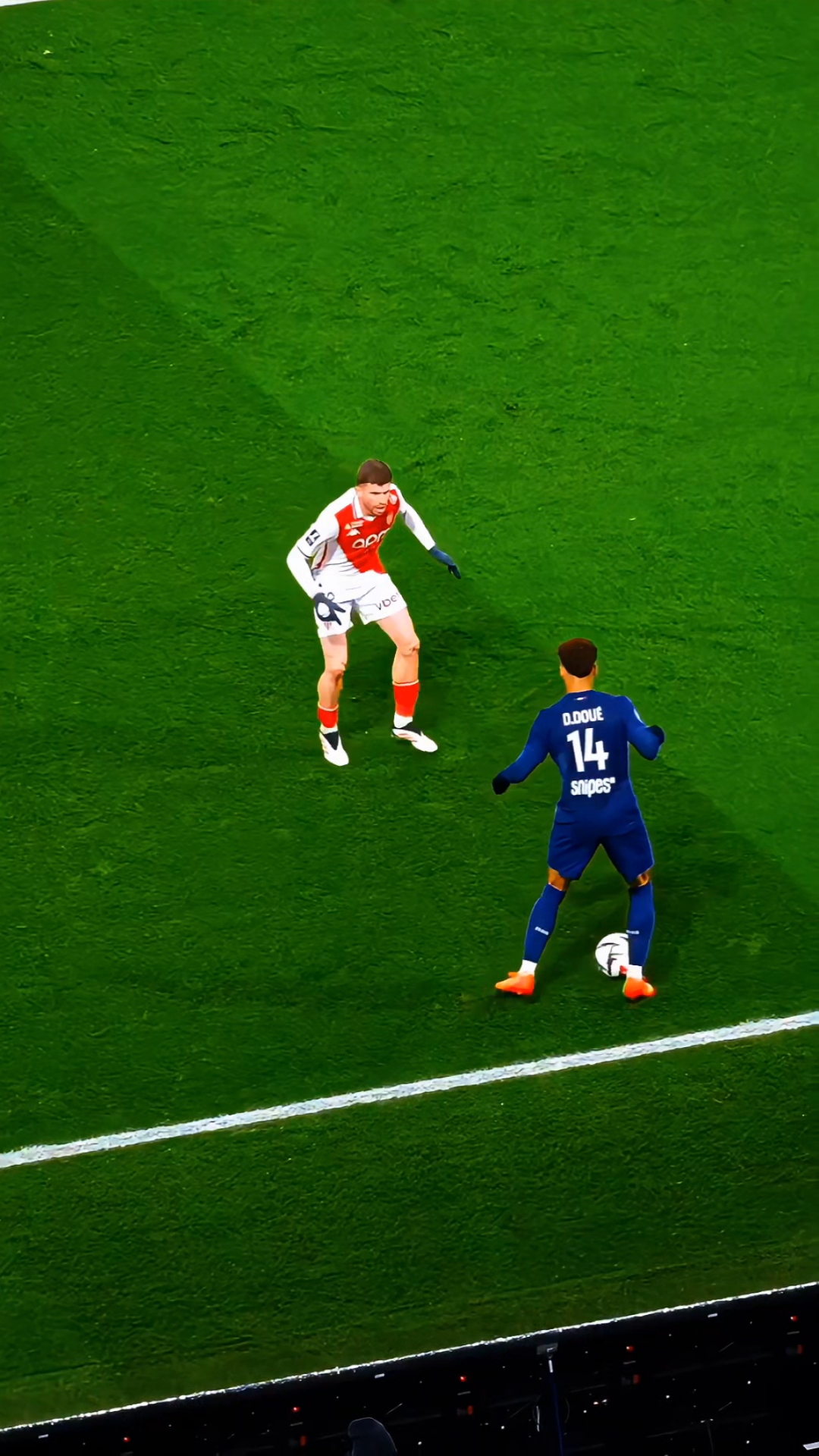 足球比赛中所展现出的力量与勇气令人敬佩