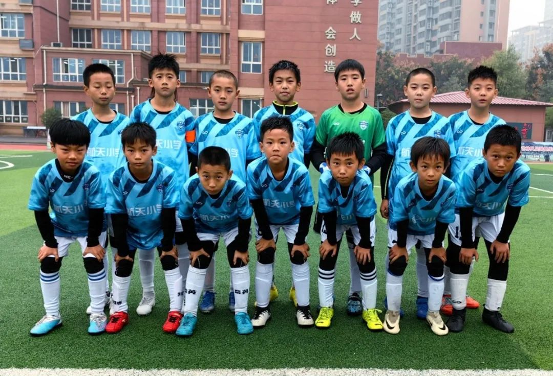 足球比赛中所展现出的力量与勇气令人敬佩