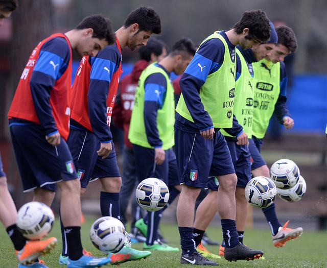 欧洲杯预选赛燃情对决，双方奋力争先