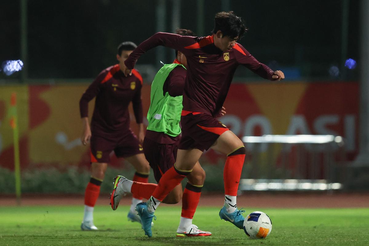 亚洲足球赛事中球员们的激情表现