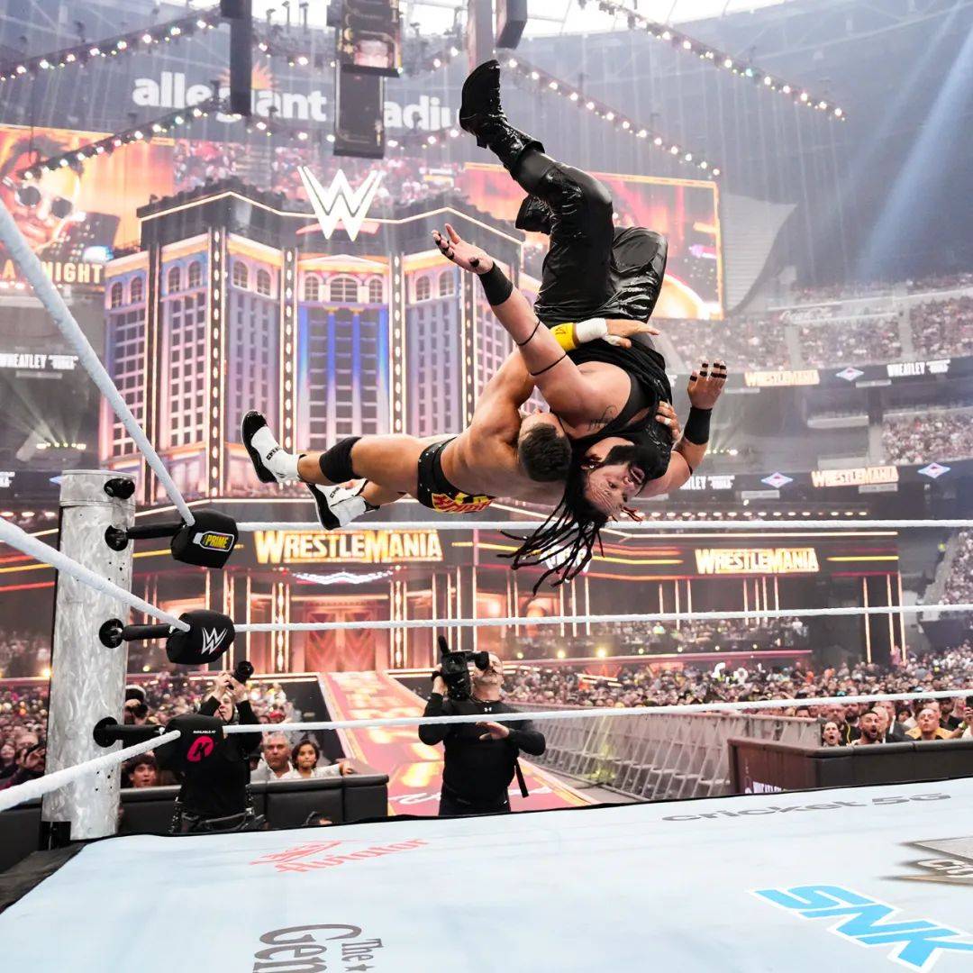 摔跤比赛选手战至最后一刻获胜