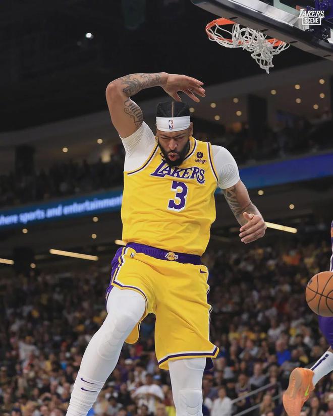 湖人险胜小牛，全队发挥出色