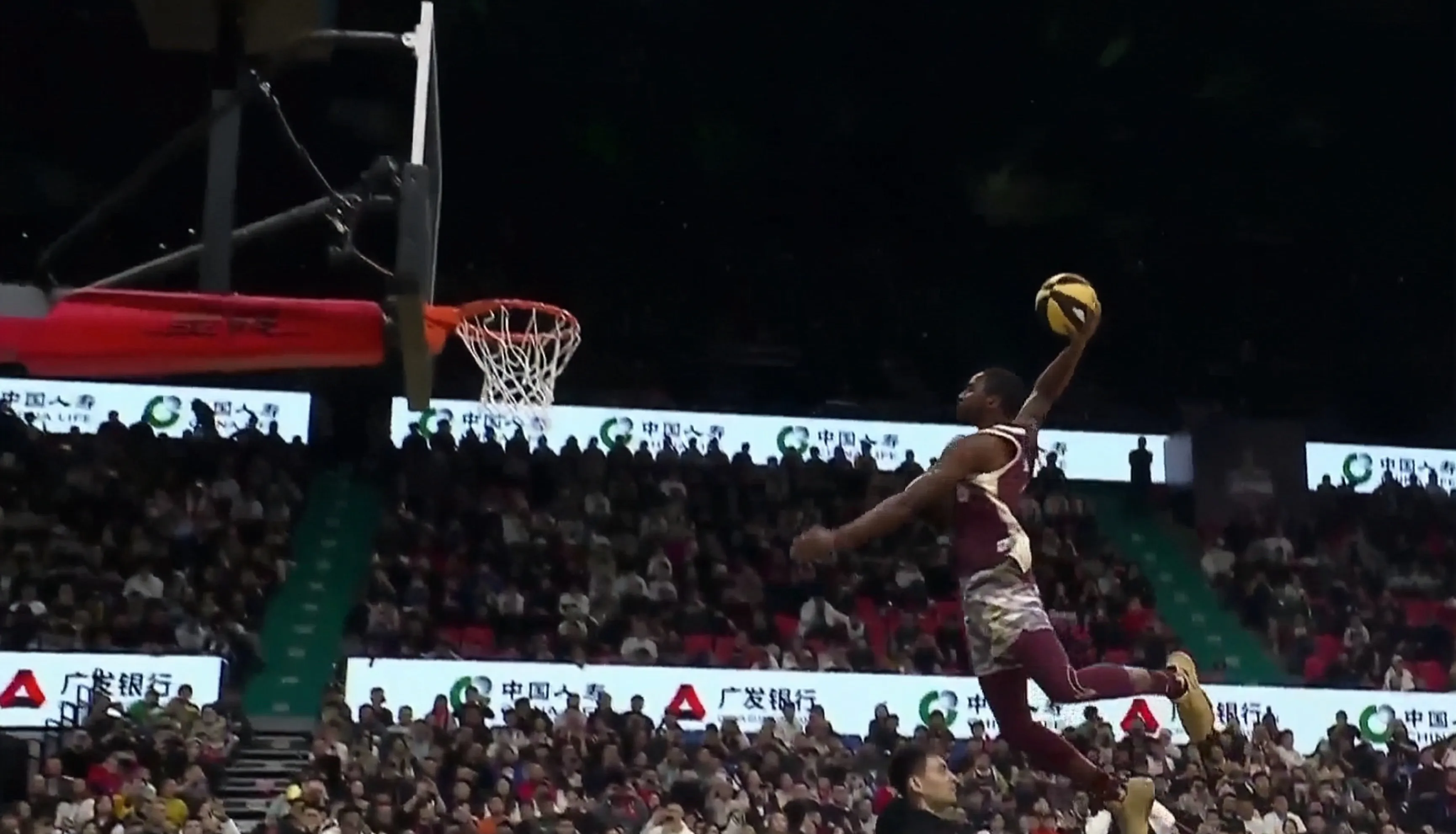 开云体育平台APP-热血篮球擂台战，场上气氛紧张刺激异常！