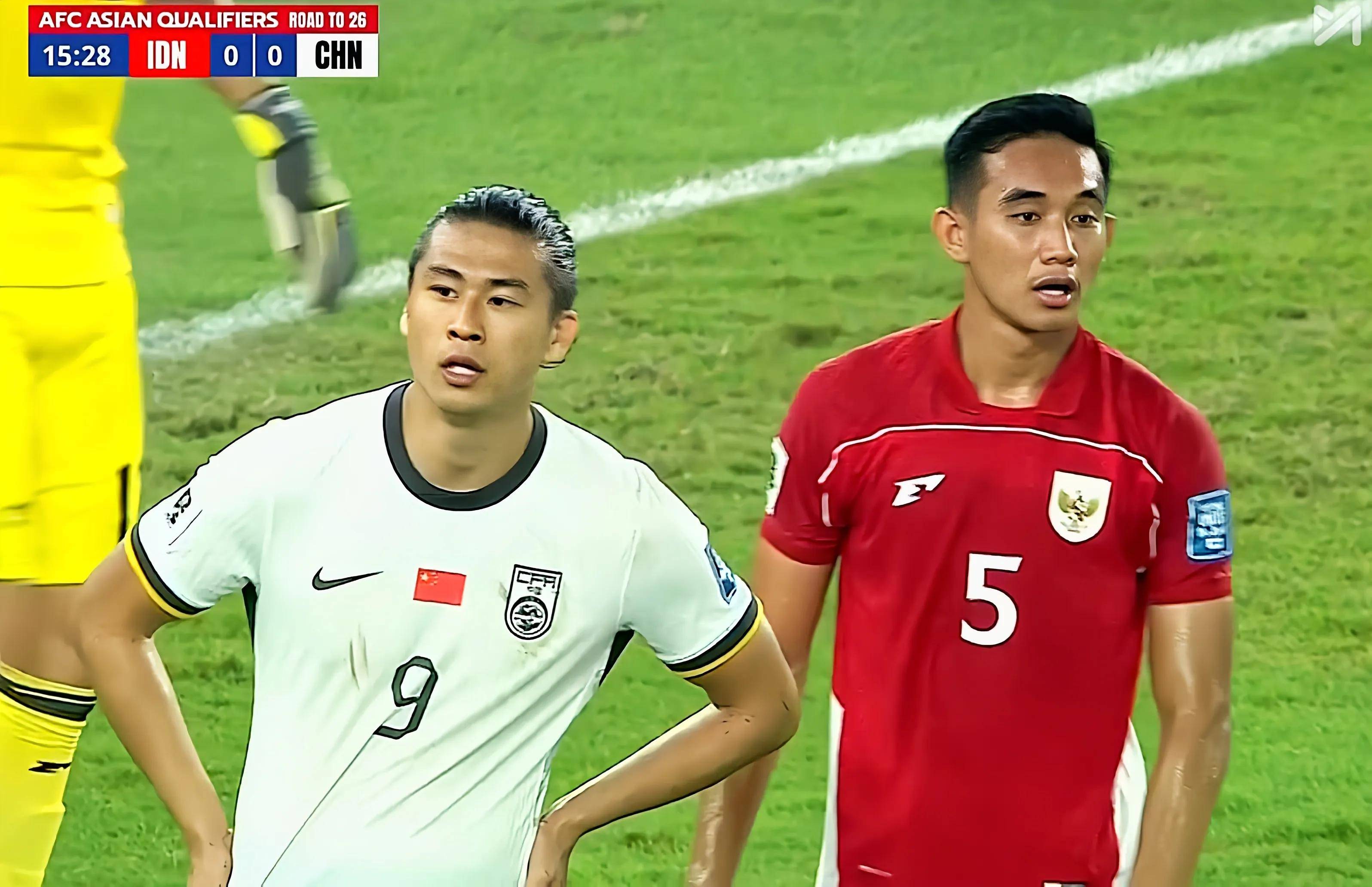 沙特阿拉伯球队拼死争夺，成功突围