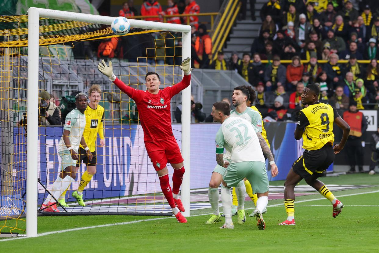 开云体育-云达不莱梅后防稳固，球队发挥多面