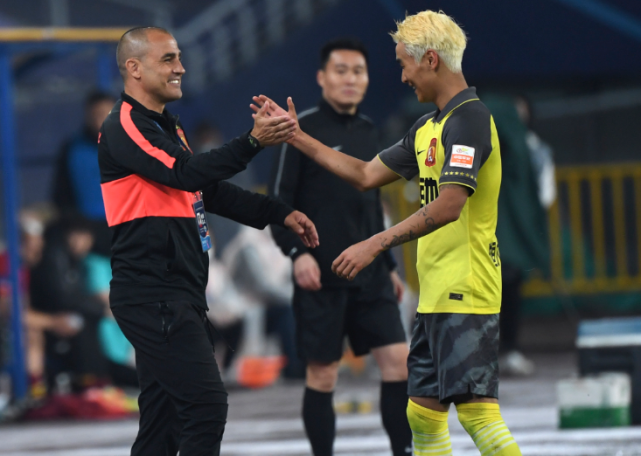 卡纳瓦罗率队晋级，意大利队后劲强压