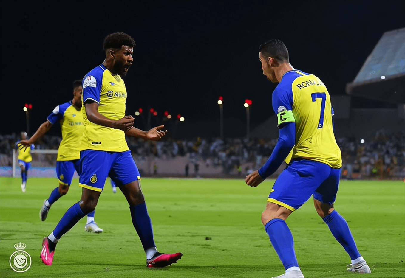 南特主场大胜昂热，成功保持联赛领跑位置