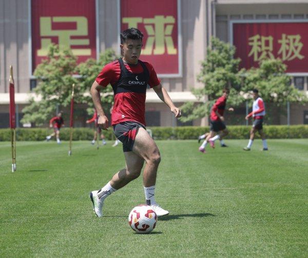 关于亚泰客场战平申花，逐渐摆脱保级困境的信息