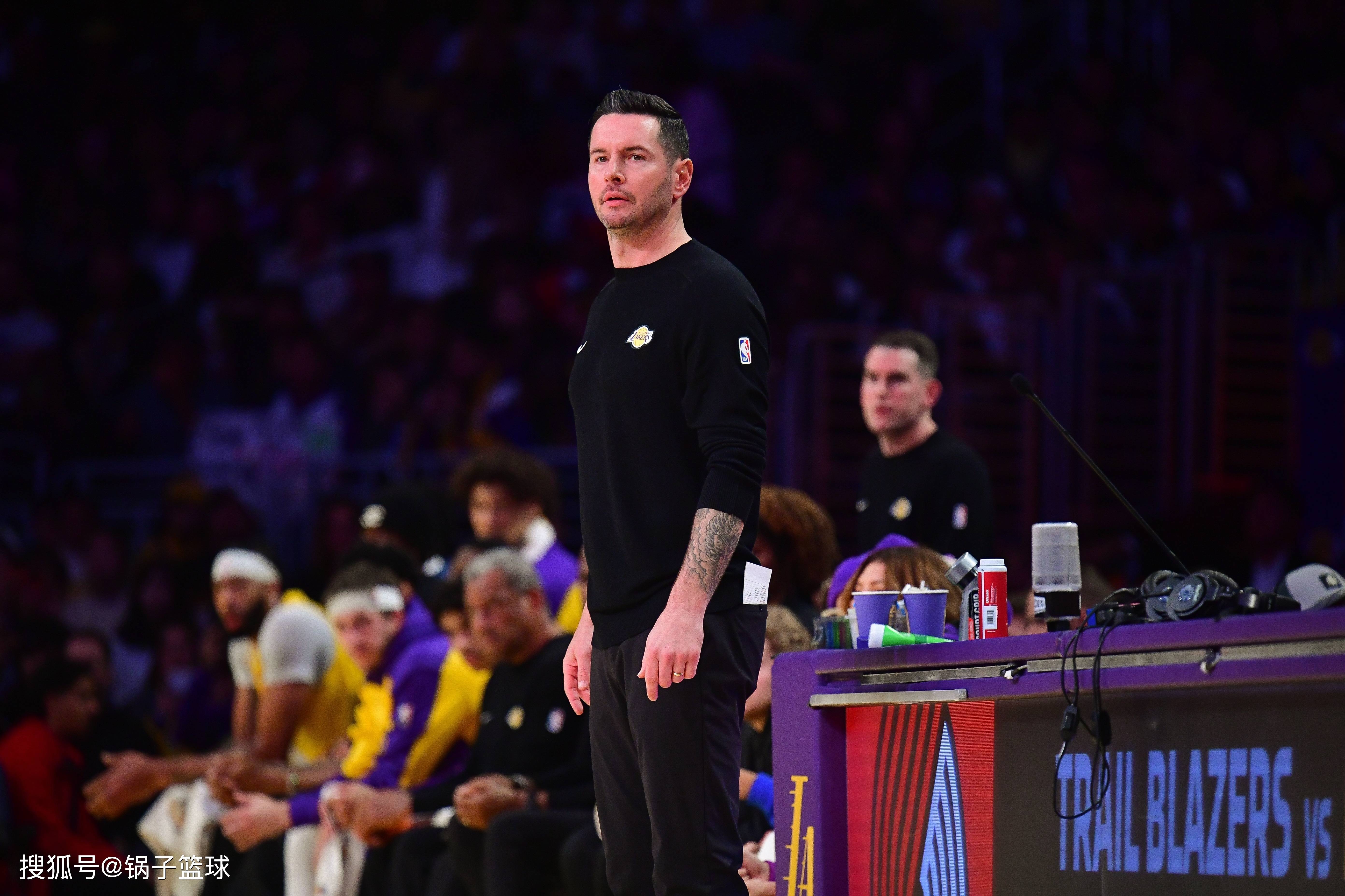 湖人逆转小牛，浓眉分领先取胜