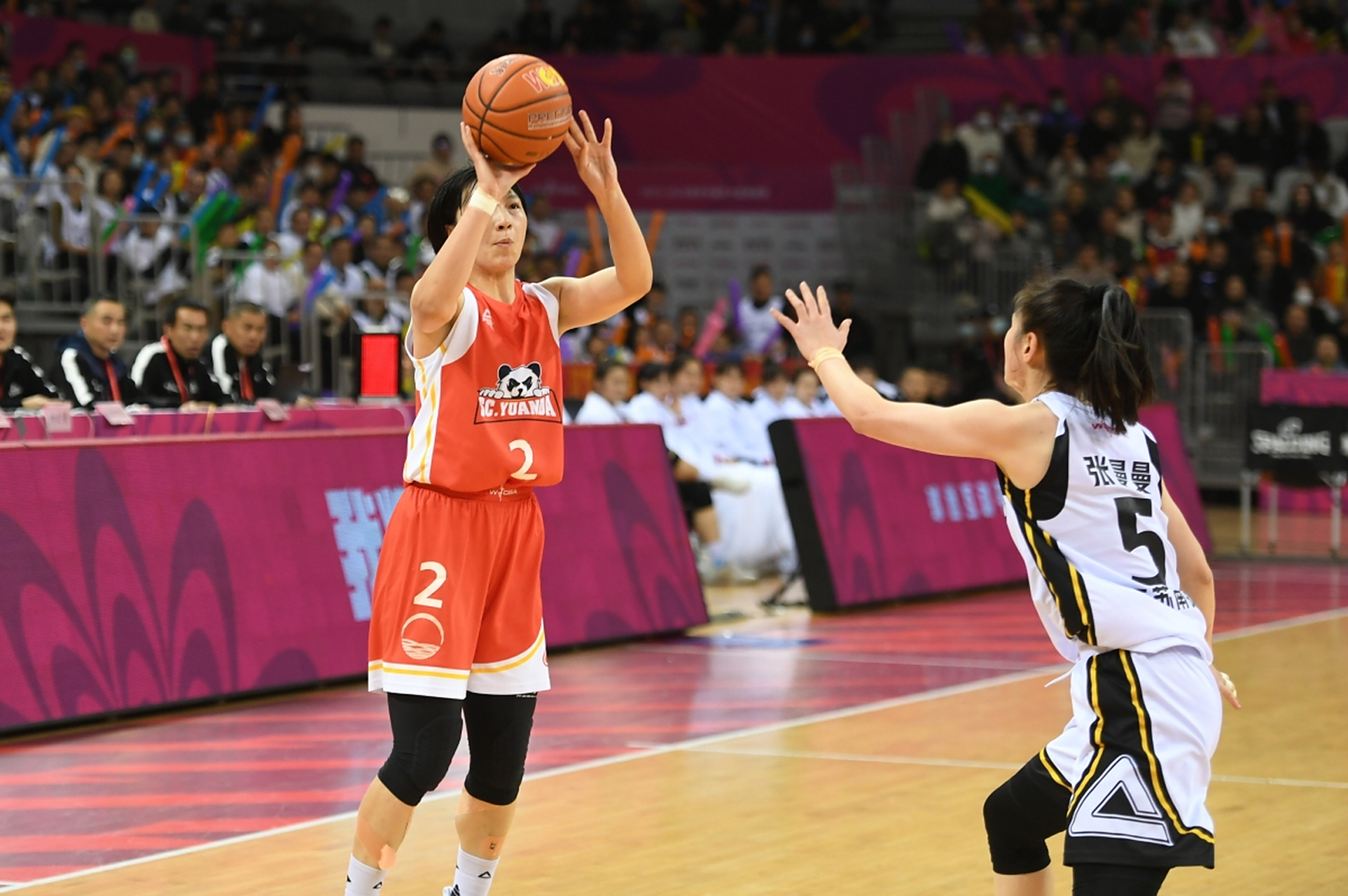 篮球比赛中球队发挥出色获胜