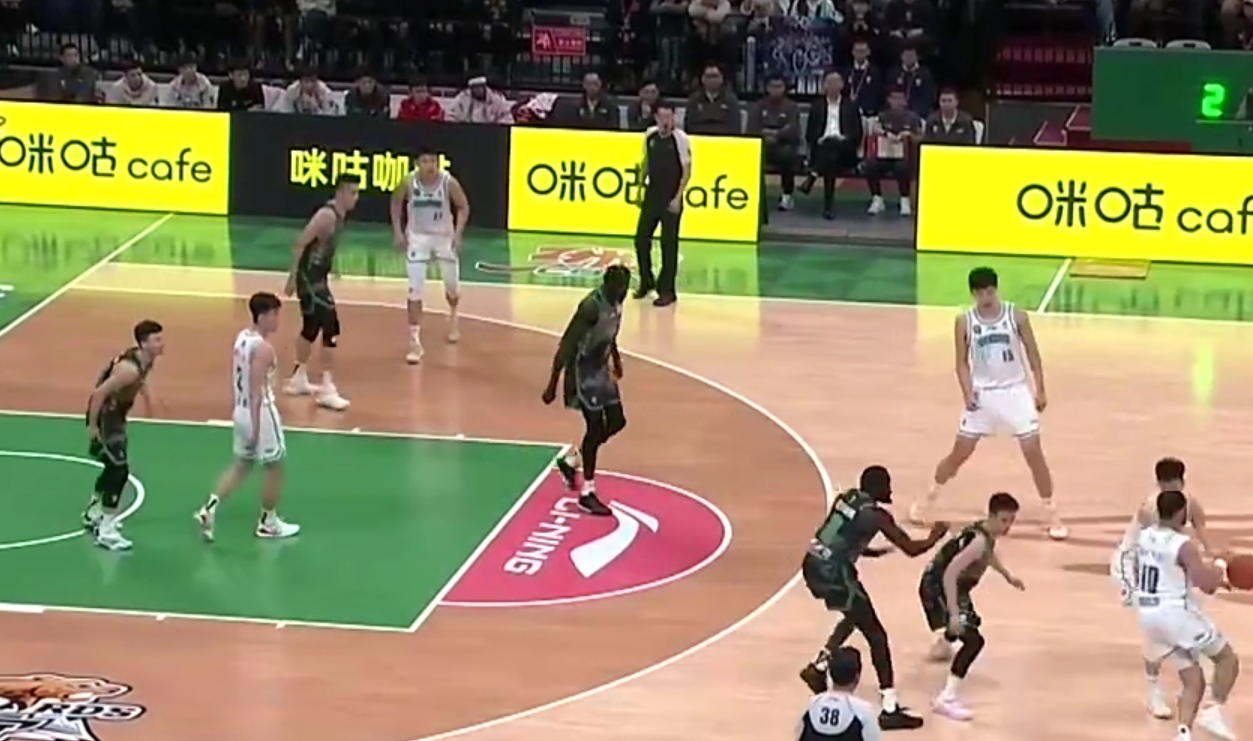 篮球比赛中球队发挥出色获胜