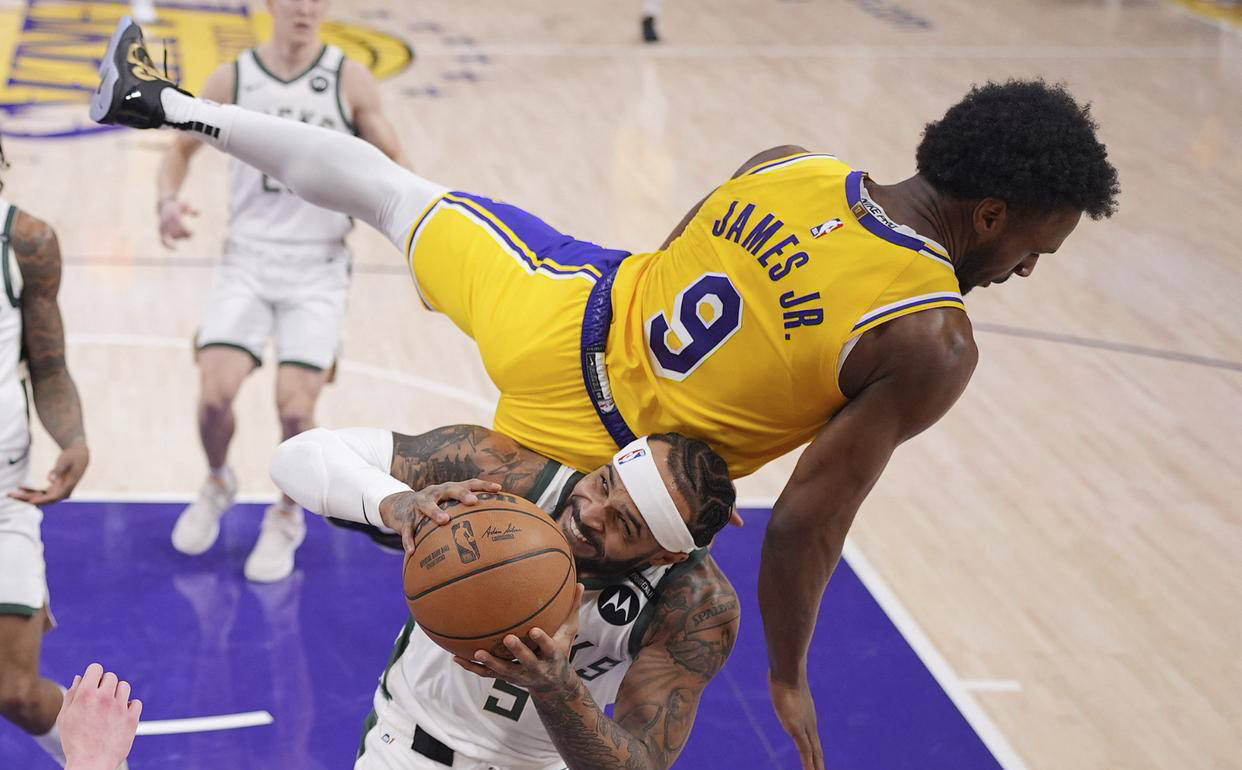 开云体育中国-雄鹿大胜奇才，字母哥霸气表现！