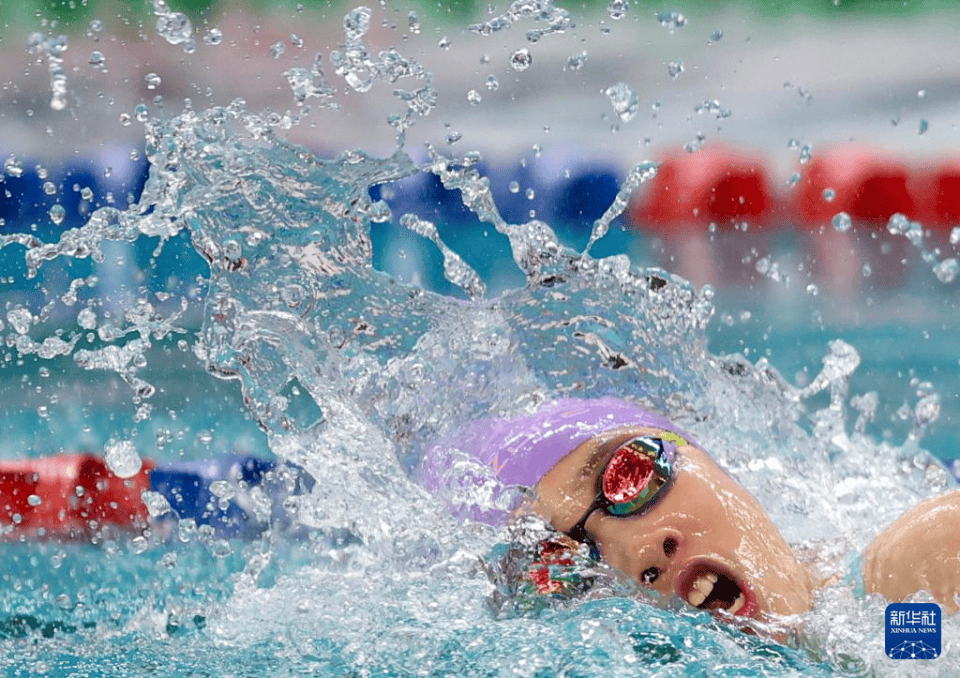 包含游泳比赛场上风起云涌，选手百尺竿头更进一步的词条