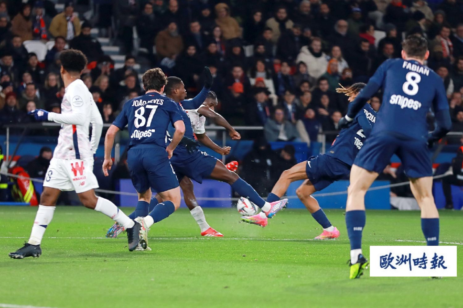 开云体育官网-巴黎圣日耳曼客场大胜对手，雄霸比赛场上的简单介绍