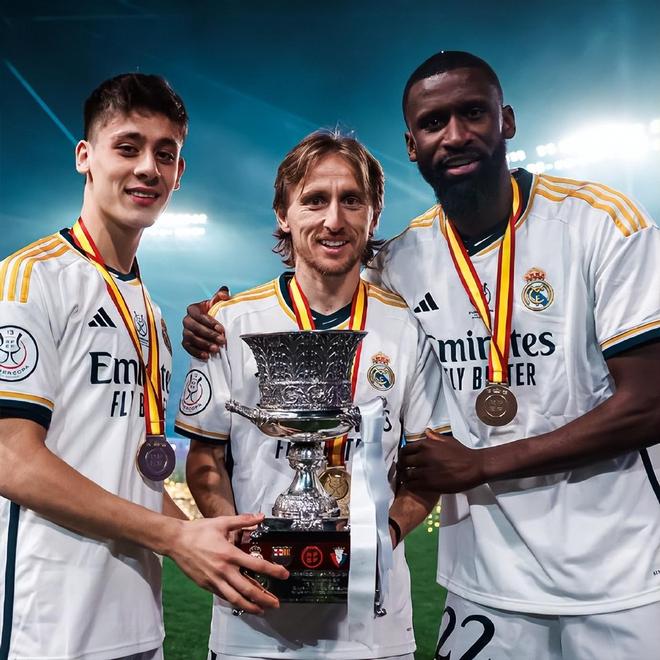 皇家马德里球员庆祝赢得冠军