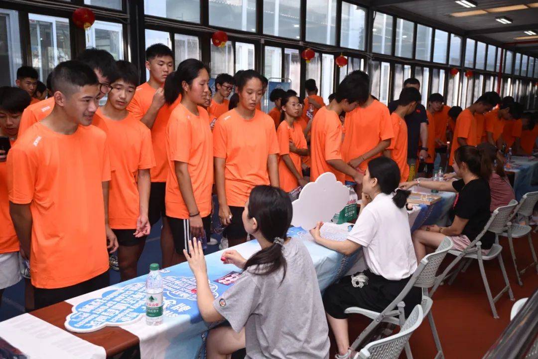 篮球健儿挥汗拼搏，扛鼎担金力拔头