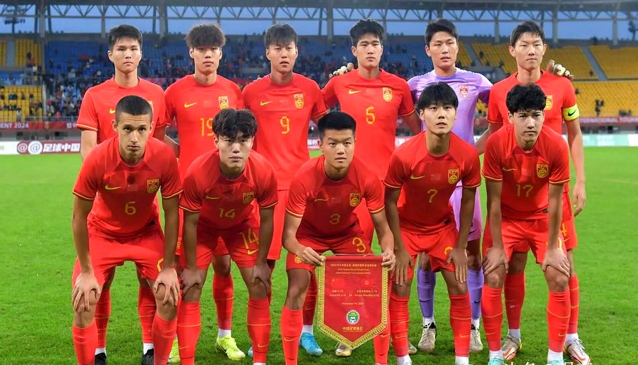 开云体育入口-激烈较量掀起狂潮，球迷热情高涨