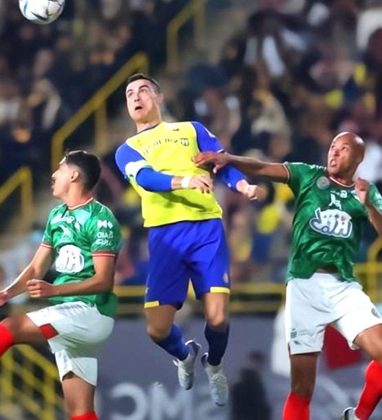 球员犀利射门，助球队取得领先