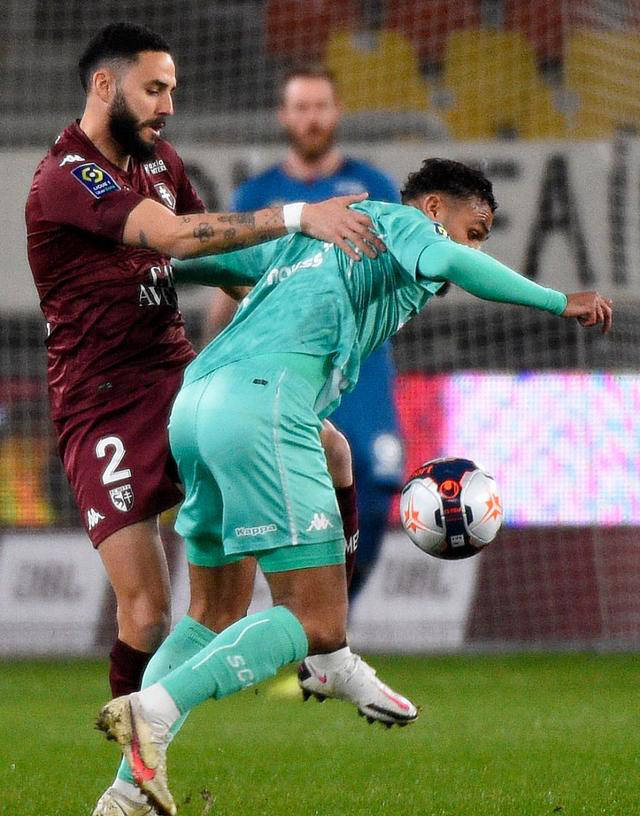 里昂客场惨遭斯特拉斯堡逆转，连续不胜的简单介绍