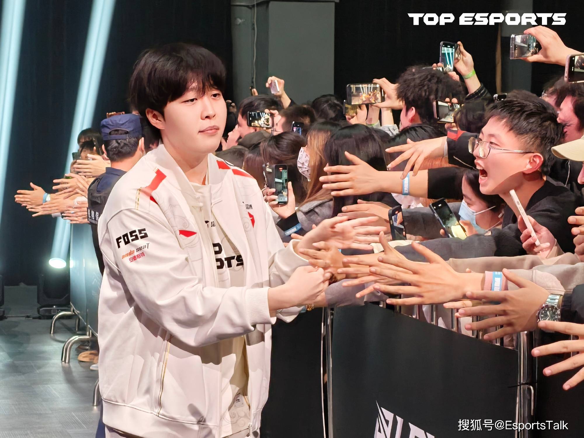 开云体育登录-C9轻取TES，Chovy打出惊人五杀峡谷大战淘汰赛，强势挺进下一轮的简单介绍