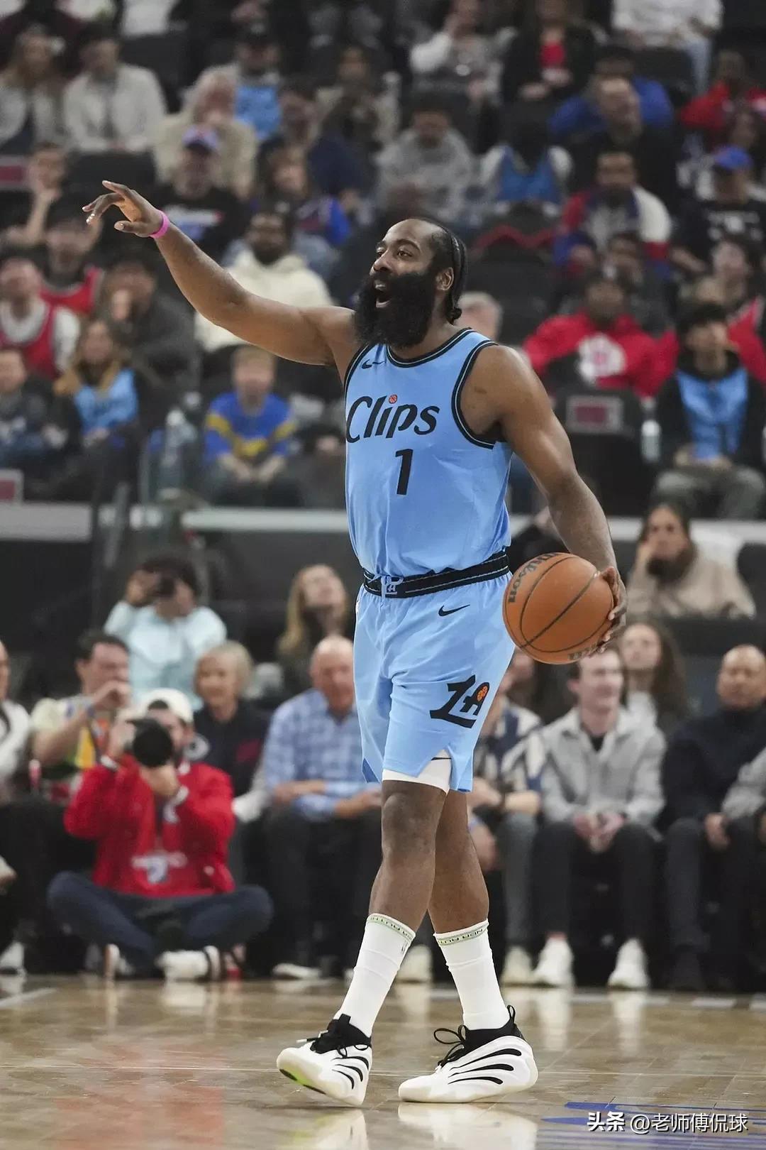 尼克斯队不敌湖人队，詹姆斯独得40分的简单介绍