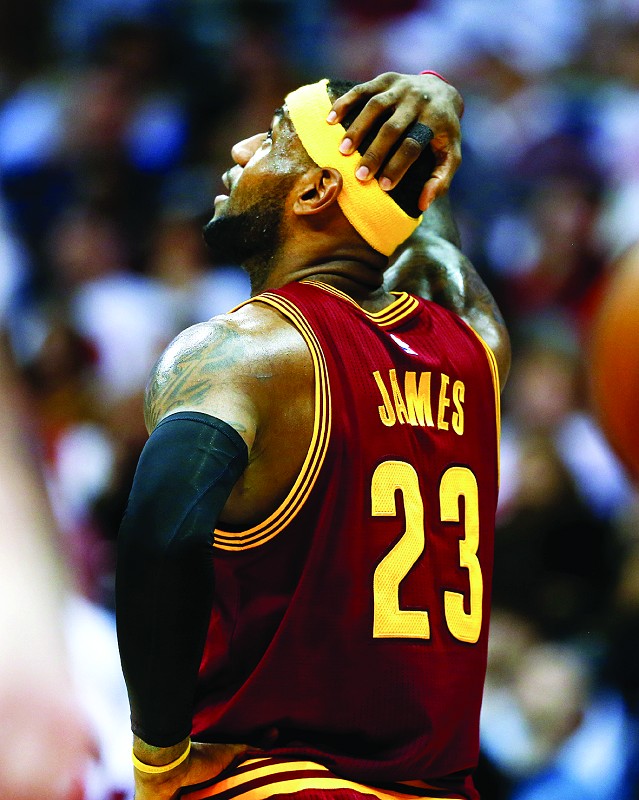 老鹰客场击败骑士，保持不败纪录