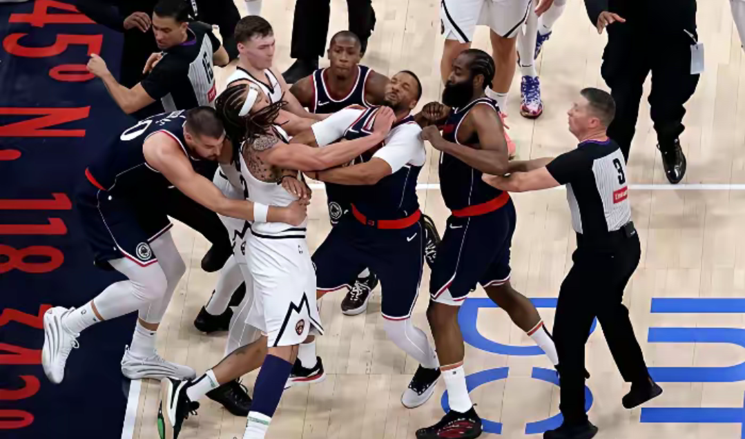 开云体育登录-巨人队击败独行侠队，哈登砍下27分