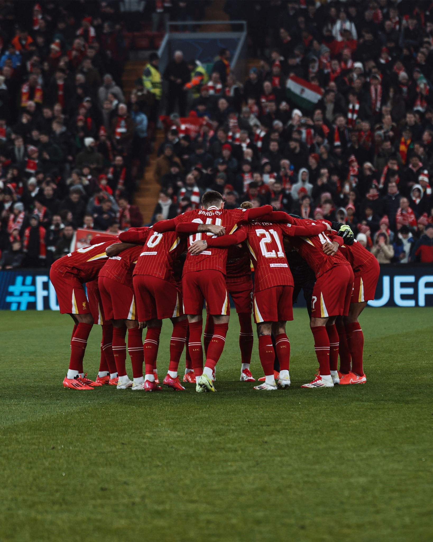 客场作战，球队力克对手夺冠