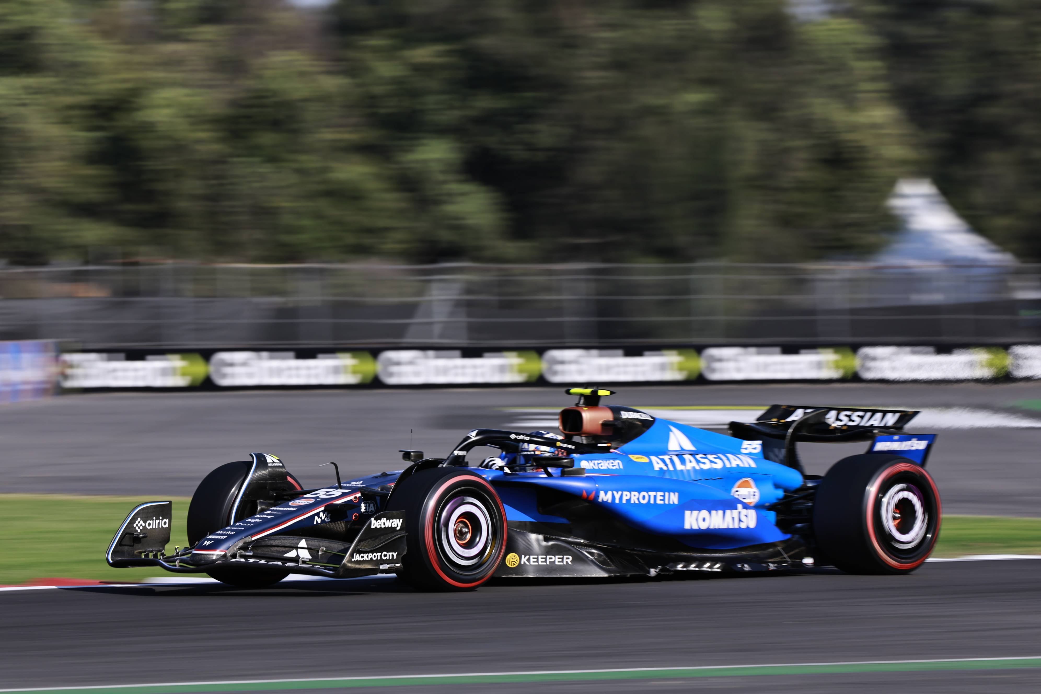 红牛车队力克阿斯顿马丁，汉密尔顿刷新纪录的简单介绍